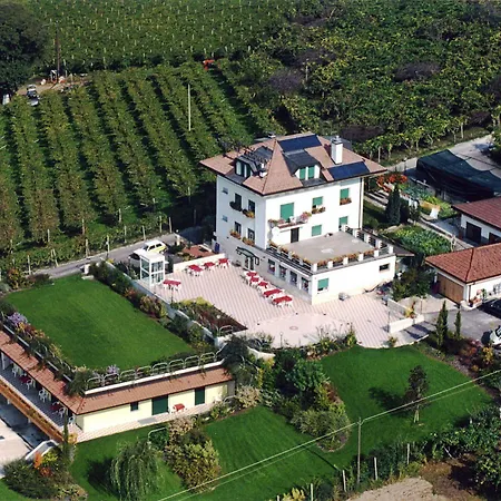 Hotel Karinhall 3*